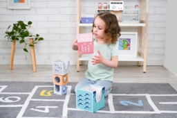 Polar animals stacking cubes